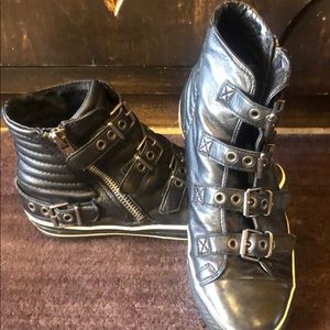 Comfy af tennis shoes. High tops.